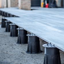 Plots réglables pour sol extérieur avec correcteur de pente | PB-Series 