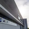 Relooking total pour garage BMW à Vélizy avec bardage à ventelles filantes DucoWall