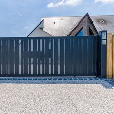 Portail battant ou coulissant à lames en aluminium | CELINA