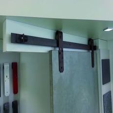 Système de ferrures coulissantes sur fer plat pour portes jusqu'à 120 Kg | Roc Design