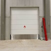 Porte sectionnelle avec barrière rétention d'eau intégrée | LIQUID LOCK