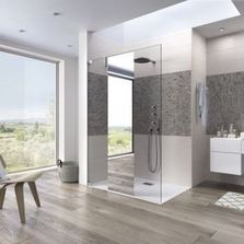 Paroi fixe pour espace de douche ouvert à verre avec bande miroir | KINEQUARTZ équerres SOLO