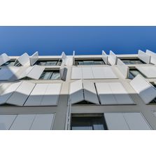 Volets coulissants-pliables opaques ou perforés à panneaux en métal ou laminé | Full Opac