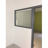 Châssis vitré bois avec store intégré I VISIOTECH