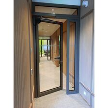 Porte battante en acier coupe-feu à motorisation automatique pour ERP | Cardea