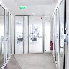 Porte à 2 vantaux vitrée coupe-feu en aluminium | ALUPROTEC