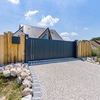 Portail battant ou coulissant à lames en aluminium | CELINA