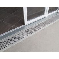 Seuil de porte PMR en caillebotis | JK TECHNIC