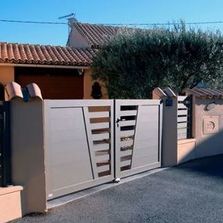 Portail battant aluminium à lames de remplissages latéraux | V ajouré