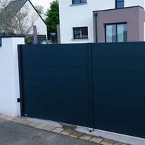 Portail battant plein 2 vantaux en aluminium Lame 220 | FLAT