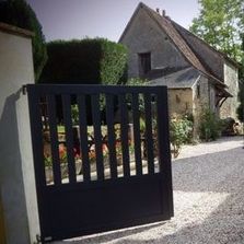 Portail battant en alu sous-bassement plein | 2/3 Ajouré