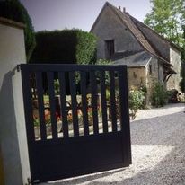 Portail battant en alu sous-bassement plein | 2/3 Ajouré