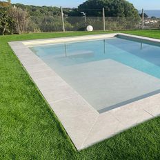 Sol en grès cérame effet pierre naturelle pour plage de piscine | Série Evolution