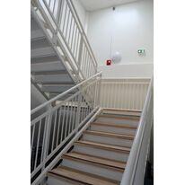 Escalier intérieur pour ERP-PMR avec marches en bois