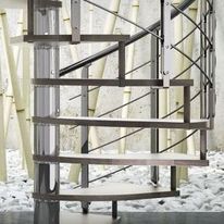 Escalier en colimaçon moderne et personnalisable avec jeux de lumière | Trio