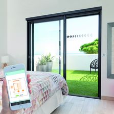 Motorisation connectée pour baie coulissante automatisée | Baie coulissante automatisée et connectée