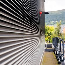 Bardage à ventelles filantes | DucoWall Screening