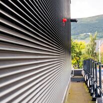 Bardage à ventelles filantes | DucoWall Screening