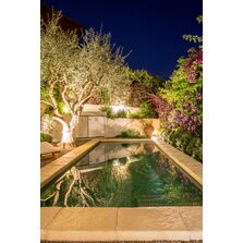 Margelles de piscine massives, en béton façon pierre