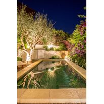 Margelles de piscine massives, en béton façon pierre