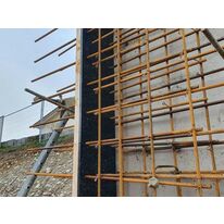 Coffrage de mur avec pénétration de fer