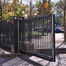 Portail autoportant manuel ou motorisé à soubassement renforcé | Uniclo +