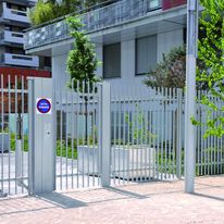 Portail pivotant à électroaimants intégrés pour logements collectifs | Resilog