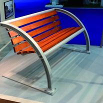 Banc public aux lignes aériennes | Ligne contemporaine