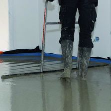 Outil polyvalent pour débullage et lissage de chape fluide | Battech2