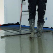 Outil polyvalent pour débullage et lissage de chape fluide | Battech2