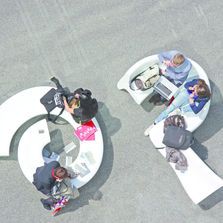 Banc en polyester formant une lettre de l?’alphabet | Banc City Alphabet