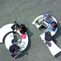 Banc en polyester formant une lettre de l?’alphabet | Banc City Alphabet