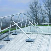 Garde-corps pour toitures techniques métalliques | Kee Guard Topfix