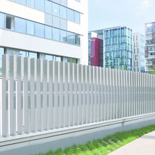 Clôture en acier sans poteaux | Verticalia