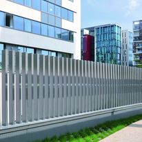 Clôture en acier sans poteaux | Verticalia