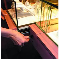 Contrôle d'accès électromagnétique pour vitrines | Display Locks
