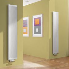 Radiateur panneau vertical avec une façade profilée lisse ou finement profilée | VERTEO