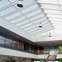 Panneau translucide à lames brise-soleil intégrées et orientables | Controlite