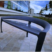 Mobilier urbain à volumes ajourés et lignes courbes | Nastra