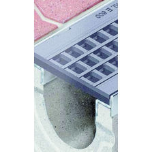 Caniveaux en béton fibré à grilles boulonnables et charge jusqu'à 900 kN | FASERFIX SUPER