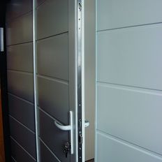 Porte de garage basculante en panneaux isolés de 60 mm d'épaisseur | 107-60