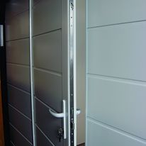 Porte de garage basculante en panneaux isolés de 60 mm d'épaisseur | 107-60