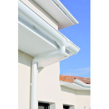 Gouttière PVC de 140 mm d'ouverture avec béquet goutte d'eau | Vodalis