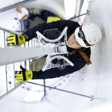 Système portatif motorisée d'aide à la montée sur pylone ou éolienne | Exolift