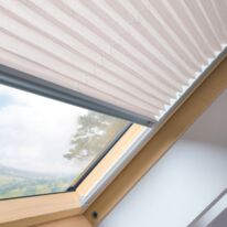 Store plissé tamisant pour fenêtres de toit | APS FAKRO 