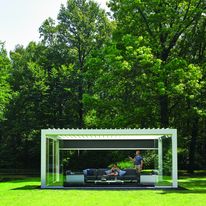 Pergola bioclimatique avec lames en aluminium ou en verre | Camargue New