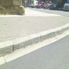 Bordure de voirie en béton moulé | Bordure de voirie type T2 aspect vieille pierre ou pierre sciée