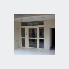 Porte d'entrée d'immeuble à paumelles | Rivotte