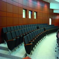 Fauteuil à assise escamotable pour salles de conférences 