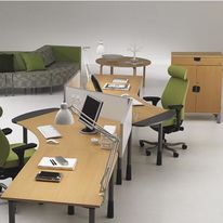 Mobilier modulaire pour bureau associant tables et rangements